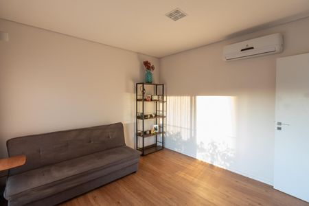 Casa de condomínio à venda com 585m², 4 quartos e 2 vagas Casa de condomínio à venda com 585m², 4 quartos e 2 vagasQuarto