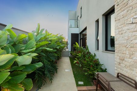 Casa de condomínio à venda com 585m², 4 quartos e 2 vagas Casa de condomínio à venda com 585m², 4 quartos e 2 vagasCorredor Lateral