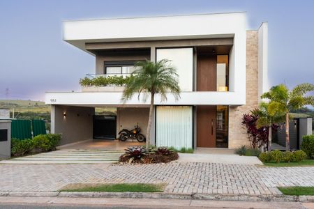 Casa de condomínio à venda com 585m², 4 quartos e 2 vagas Casa de condomínio à venda com 585m², 4 quartos e 2 vagasFachada da Casa