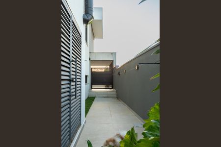Casa de condomínio à venda com 585m², 4 quartos e 2 vagas Casa de condomínio à venda com 585m², 4 quartos e 2 vagasCorredor externo Lateral
