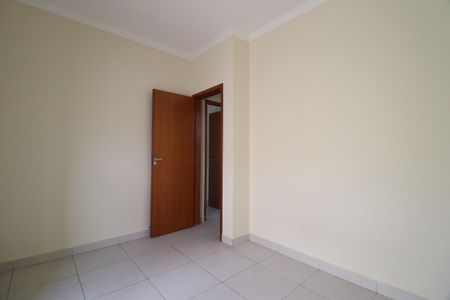 Quarto 2 de apartamento para alugar com 2 quartos, 60m² em Jardim Holanda, Uberlândia