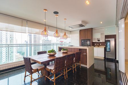 Apartamento para alugar com 280m², 4 quartos e 5 vagas Apartamento para alugar com 280m², 4 quartos e 5 vagasVaranda