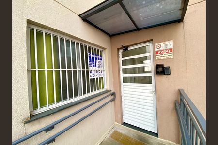 Placa instalada na fachada do imóvel  de apartamento para alugar com 2 quartos, 100m² em Vila Alzira, Guarulhos