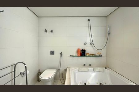 Apartamento à venda com 273m², 3 quartos e 2 vagas Apartamento à venda com 273m², 3 quartos e 2 vagasBanheiro da Suíte 2