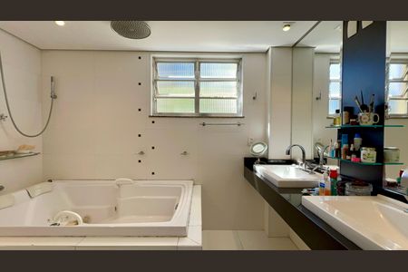 Apartamento à venda com 273m², 3 quartos e 2 vagas Apartamento à venda com 273m², 3 quartos e 2 vagasBanheiro da Suíte 2