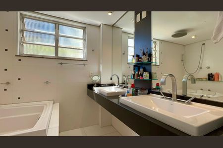 Apartamento à venda com 273m², 3 quartos e 2 vagas Apartamento à venda com 273m², 3 quartos e 2 vagasBanheiro da Suíte 2
