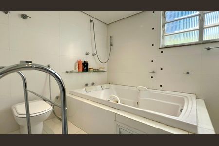 Apartamento à venda com 273m², 3 quartos e 2 vagas Apartamento à venda com 273m², 3 quartos e 2 vagasBanheiro da Suíte 2