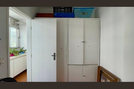 Apartamento à venda com 273m², 3 quartos e 2 vagas Apartamento à venda com 273m², 3 quartos e 2 vagasQuarto de Serviço
