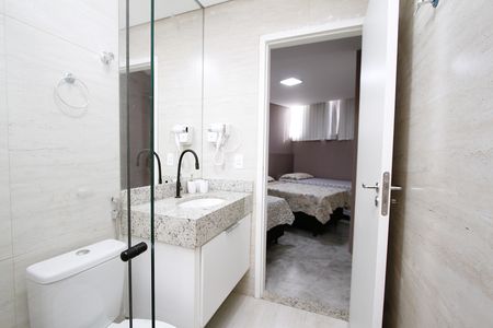 Banheiro de kitnet/studio para alugar com 1 quarto, 35m² em Minas Brasil, Belo Horizonte