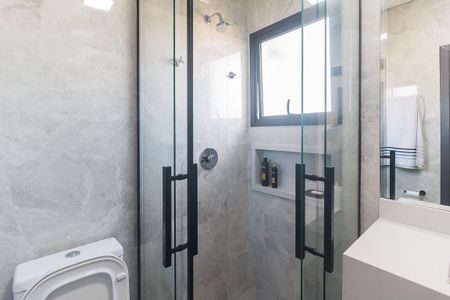 Casa de condomínio para alugar com 230m², 3 quartos e 2 vagas Casa de condomínio para alugar com 230m², 3 quartos e 2 vagasBanheiro da Suíte 1