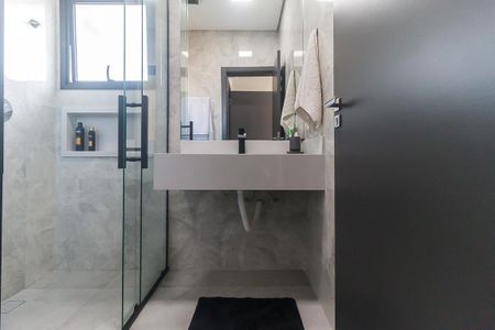 Casa de condomínio para alugar com 230m², 3 quartos e 2 vagas Casa de condomínio para alugar com 230m², 3 quartos e 2 vagasBanheiro da Suíte 1