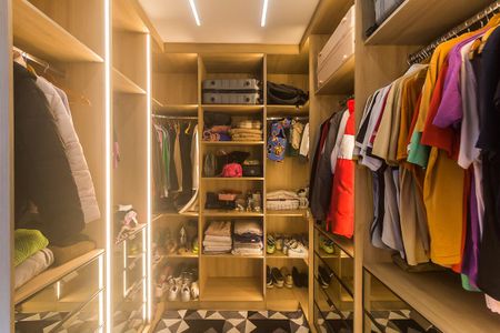 Casa de condomínio para alugar com 230m², 3 quartos e 2 vagas Casa de condomínio para alugar com 230m², 3 quartos e 2 vagasCloset