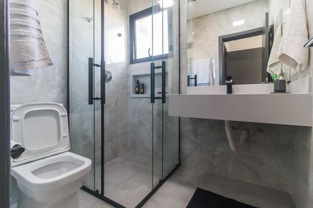 Casa de condomínio para alugar com 230m², 3 quartos e 2 vagas Casa de condomínio para alugar com 230m², 3 quartos e 2 vagasBanheiro da Suíte 1