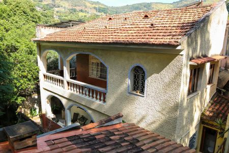 Casa à venda com 180m², 3 quartos e 3 vagas Casa à venda com 180m², 3 quartos e 3 vagasFachada