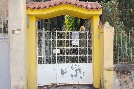 Casa à venda com 180m², 3 quartos e 3 vagas Casa à venda com 180m², 3 quartos e 3 vagasFachada