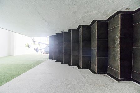 Casa à venda com 176m², 3 quartos e 2 vagas Casa à venda com 176m², 3 quartos e 2 vagasEscada