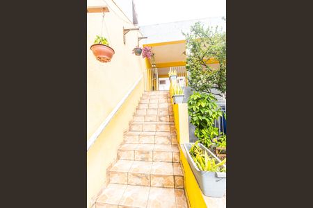 Casa à venda com 176m², 3 quartos e 2 vagas Casa à venda com 176m², 3 quartos e 2 vagasEscada