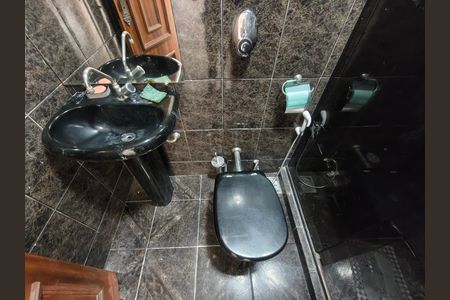 Banheiro social de casa de condomínio para alugar com 3 quartos, 350m² em Taquara, Rio de Janeiro