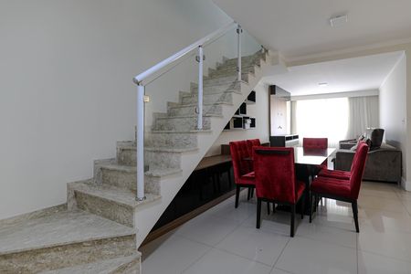 Casa para alugar com 116m², 3 quartos e 2 vagas Casa para alugar com 116m², 3 quartos e 2 vagasEscada