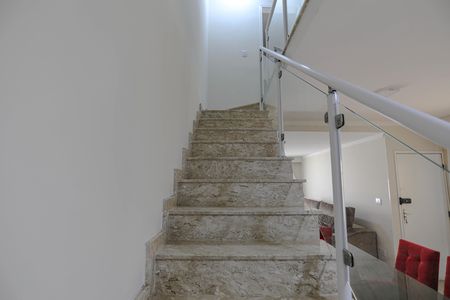 Casa para alugar com 116m², 3 quartos e 2 vagas Casa para alugar com 116m², 3 quartos e 2 vagasEscada