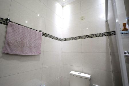 Casa à venda com 226m², 4 quartos e 2 vagas Casa à venda com 226m², 4 quartos e 2 vagasBanheiro