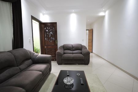 Casa à venda com 226m², 4 quartos e 2 vagas Casa à venda com 226m², 4 quartos e 2 vagasSala