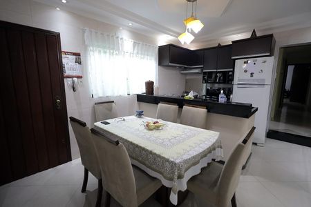 Casa à venda com 226m², 4 quartos e 2 vagas Casa à venda com 226m², 4 quartos e 2 vagasCozinha