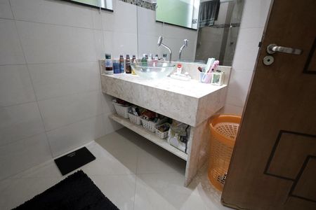 Casa à venda com 226m², 4 quartos e 2 vagas Casa à venda com 226m², 4 quartos e 2 vagasBanheiro