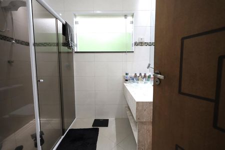 Casa à venda com 226m², 4 quartos e 2 vagas Casa à venda com 226m², 4 quartos e 2 vagasBanheiro