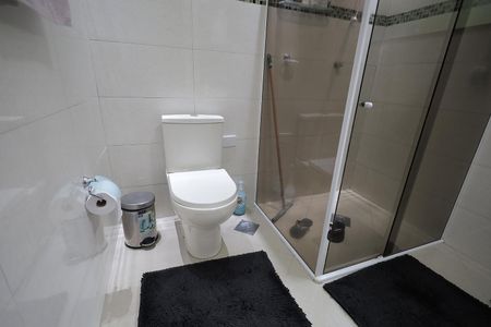 Casa à venda com 226m², 4 quartos e 2 vagas Casa à venda com 226m², 4 quartos e 2 vagasBanheiro