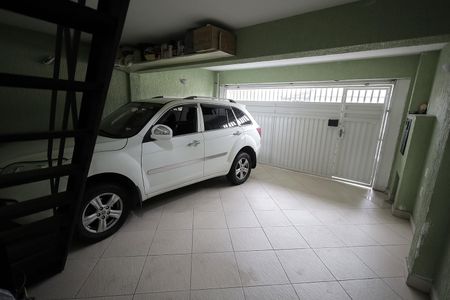 Casa à venda com 226m², 4 quartos e 2 vagas Casa à venda com 226m², 4 quartos e 2 vagasGaragem