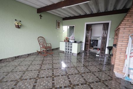 Casa à venda com 226m², 4 quartos e 2 vagas Casa à venda com 226m², 4 quartos e 2 vagasVaranda