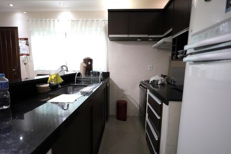 Casa à venda com 226m², 4 quartos e 2 vagas Casa à venda com 226m², 4 quartos e 2 vagasCozinha