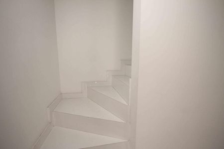 Casa para alugar com 70m², 2 quartos e 1 vaga Casa para alugar com 70m², 2 quartos e 1 vagaEscada