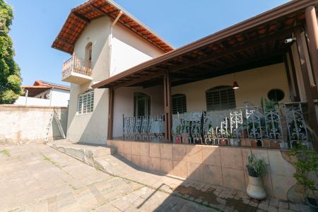 Casa à venda com 3 quartos, 380m² em Planalto, Belo Horizonte