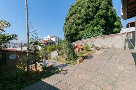 Casa à venda com 3 quartos, 380m² em Planalto, Belo Horizonte