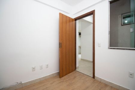 Quarto 1 de apartamento para alugar com 2 quartos, 40m² em Setor Habitacional Vicente Pires, Brasília