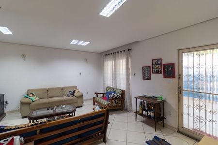 Casa à venda com 360m², 3 quartos e 2 vagas Casa à venda com 360m², 3 quartos e 2 vagasSalas