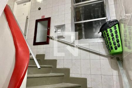 Escada de apartamento para alugar com 1 quarto, 46m² em Copacabana, Rio de Janeiro