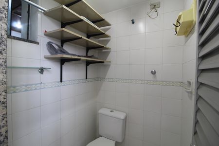 Banheiro de Serviço de apartamento para alugar com 2 quartos, 62m² em Tanque, Rio de Janeiro