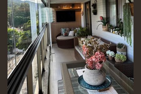 Varanda com vista para a cidade, com sofá, mesa e cadeira, e flores em vasos. de apartamento à venda com 5 quartos, 112m² em Freguesia (Jacarepaguá), Rio de Janeiro