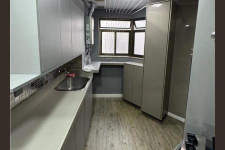 Cozinha com móveis de cor cinza e iluminação natural, com uma janela grande e um balcão com uma pia e uma torneira. de apartamento à venda com 5 quartos, 112m² em Freguesia (Jacarepaguá), Rio de Janeiro
