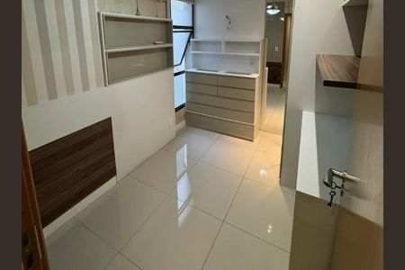 Casa com sala de estar e jantar, cozinha e banheiro modernos, com móveis de madeira e azulejos brancos. de apartamento à venda com 5 quartos, 112m² em Freguesia (Jacarepaguá), Rio de Janeiro
