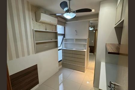 Casa com cozinha moderna e iluminada, com móveis de madeira e piso de porcelanato. de apartamento à venda com 5 quartos, 112m² em Freguesia (Jacarepaguá), Rio de Janeiro