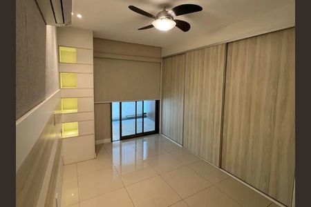 Quarto com móveis brancos, piso de porcelanato e cortinas de madeira, com uma janela grande e iluminação boa. de apartamento à venda com 5 quartos, 112m² em Freguesia (Jacarepaguá), Rio de Janeiro