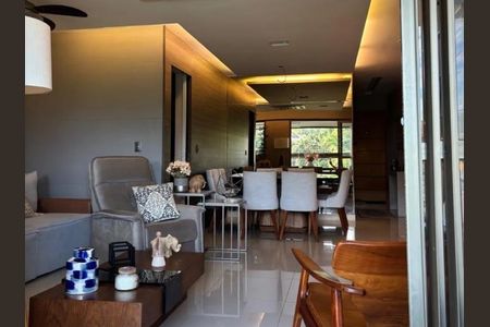 Sala de estar com sofá, mesa e cadeiras, janela e iluminação adequada. de apartamento à venda com 5 quartos, 112m² em Freguesia (Jacarepaguá), Rio de Janeiro