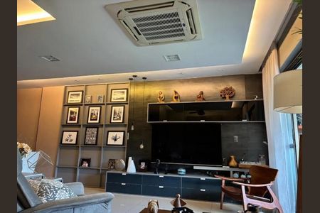 Sala de estar com móveis modernos e decoração minimalista, iluminada por lâmpadas de design. de apartamento à venda com 5 quartos, 112m² em Freguesia (Jacarepaguá), Rio de Janeiro