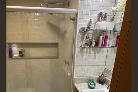 Banheiro com ducha, pia e prateleiras de vidro, com produtos de higiene e beleza. de apartamento à venda com 5 quartos, 112m² em Freguesia (Jacarepaguá), Rio de Janeiro