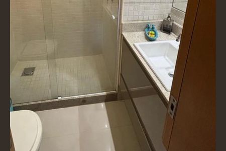 Banheiro com chuveiro, pia e vaso sanitário, com azulejos e piso de porcelanato. de apartamento à venda com 5 quartos, 112m² em Freguesia (Jacarepaguá), Rio de Janeiro