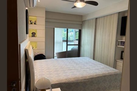Quarto com cama de casal, TV, ar condicionado e decoração simples. de apartamento à venda com 5 quartos, 112m² em Freguesia (Jacarepaguá), Rio de Janeiro